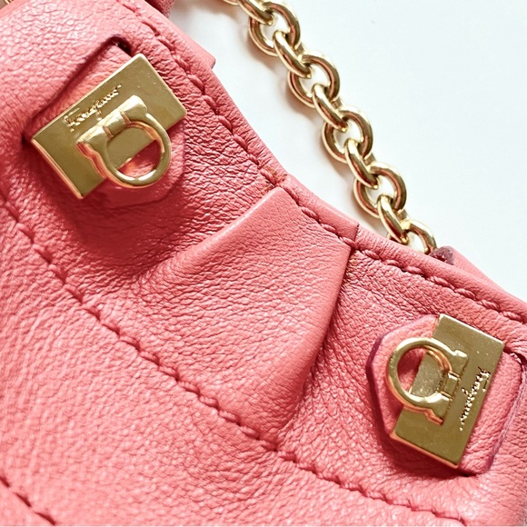 FERRAGAMO MINI BAG KEYCHAIN💞 - Picture 4 of 10